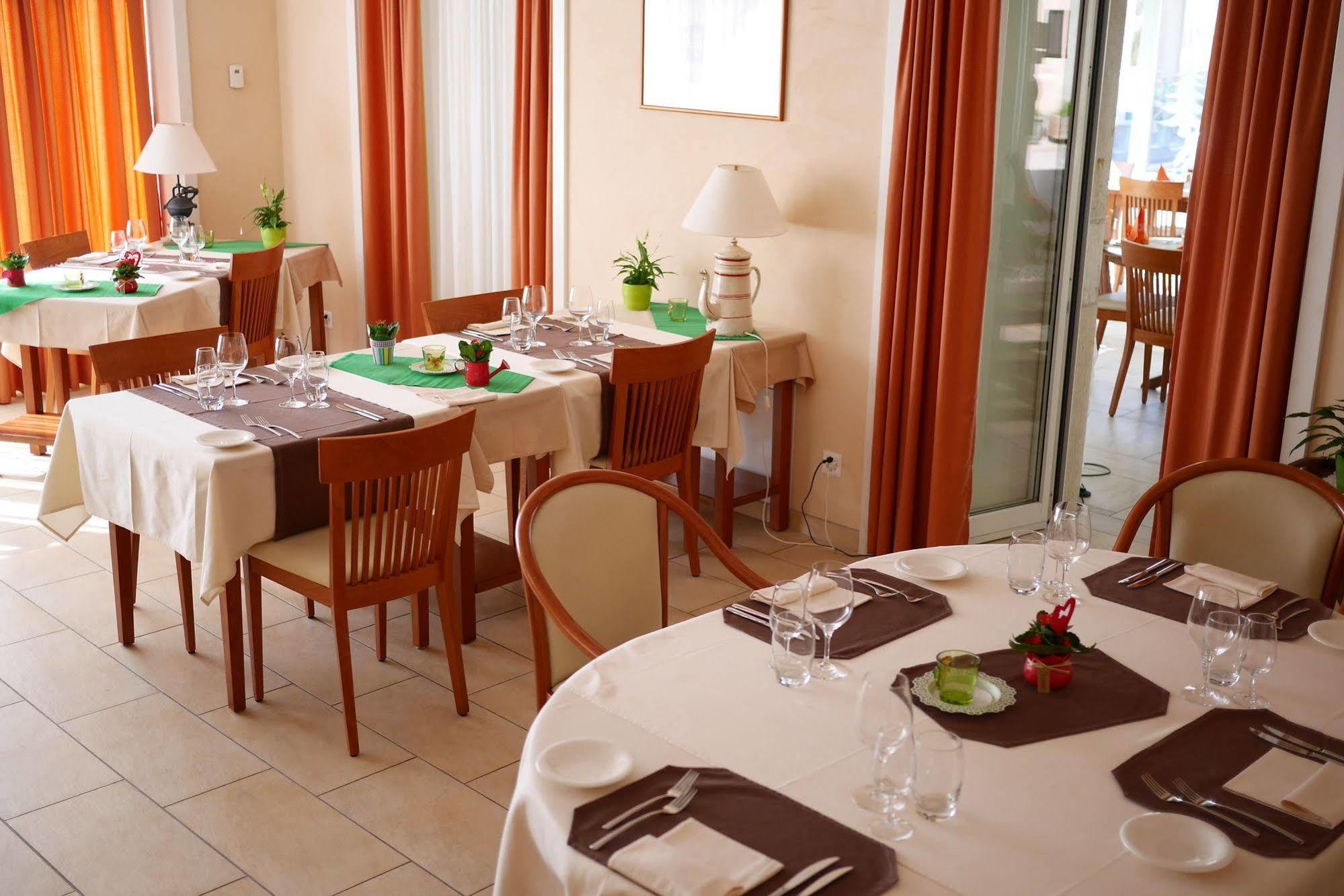 Auberge Aux Deux Sapins Montricher エクステリア 写真